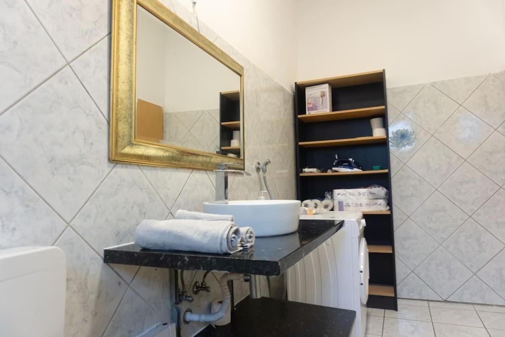Apartment In Wuppertal - Charmante 3-Zimmer-Oase Mit Kamin Und Badewanne Bagian luar foto