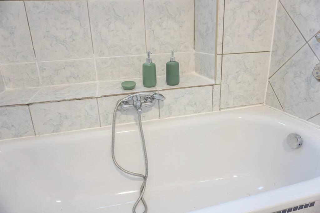 Apartment In Wuppertal - Charmante 3-Zimmer-Oase Mit Kamin Und Badewanne Bagian luar foto
