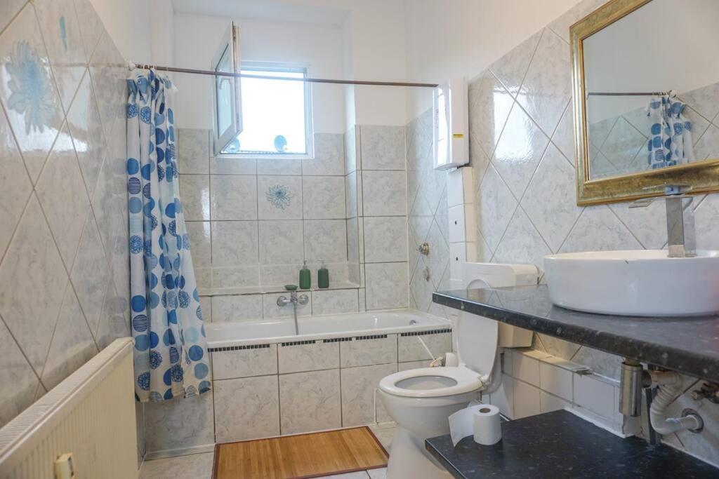Apartment In Wuppertal - Charmante 3-Zimmer-Oase Mit Kamin Und Badewanne Bagian luar foto